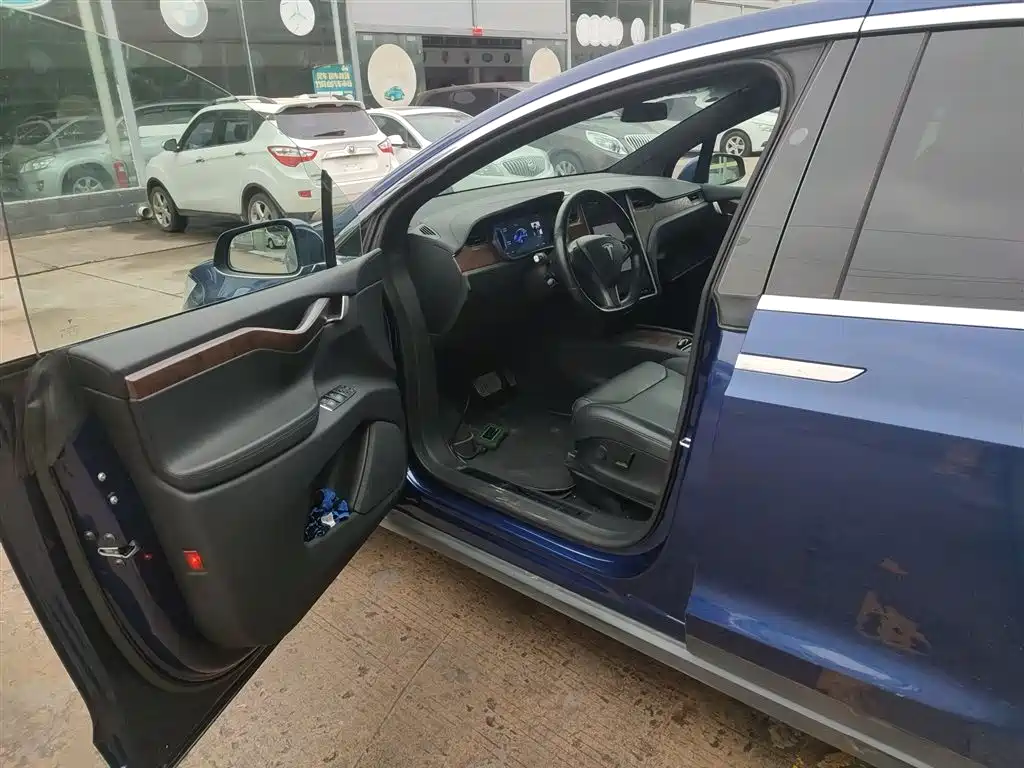 TESLA MODEL X