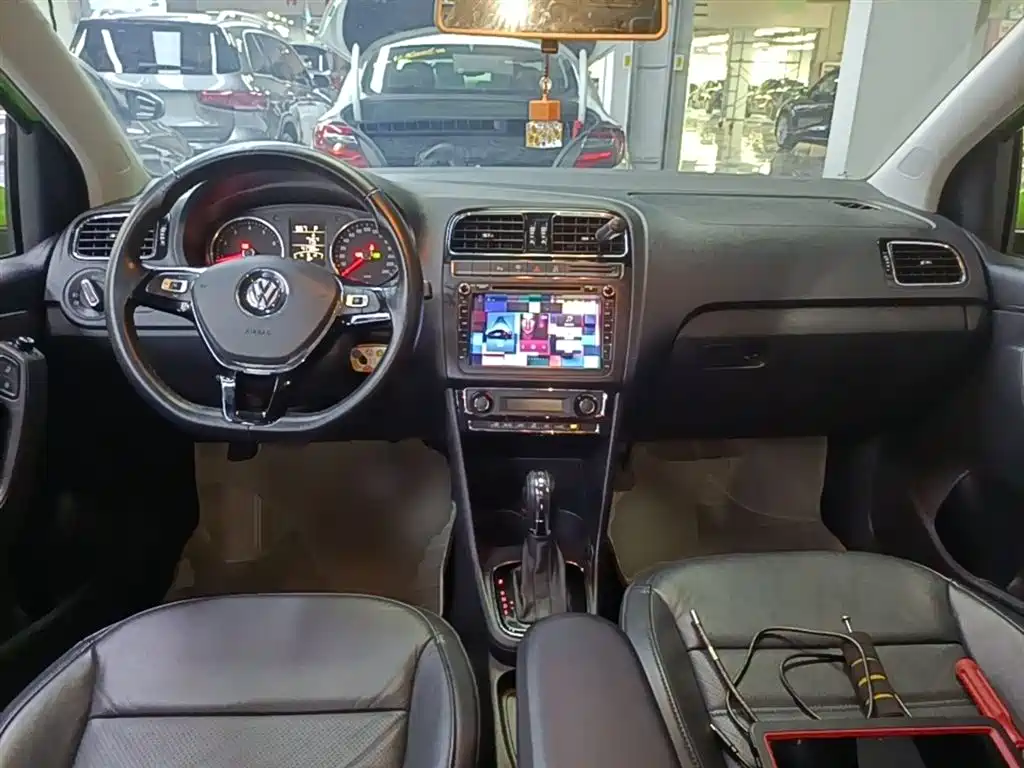 Volkswagen Polo 2014 1.6L Automatic Luxury Edition фото 10
