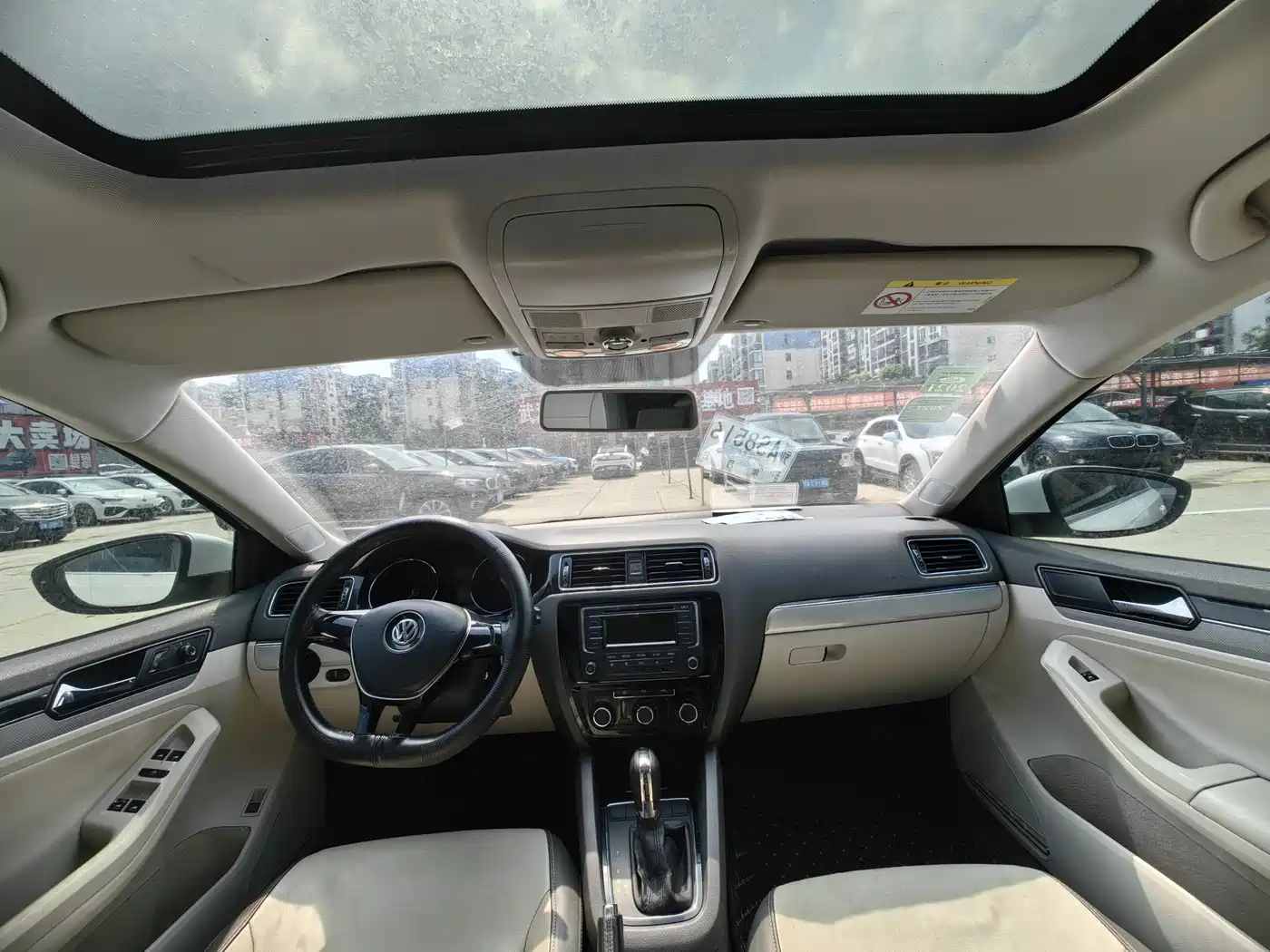 Volkswagen Sagitar 2015 1.6L Automatic Comfort фото 9