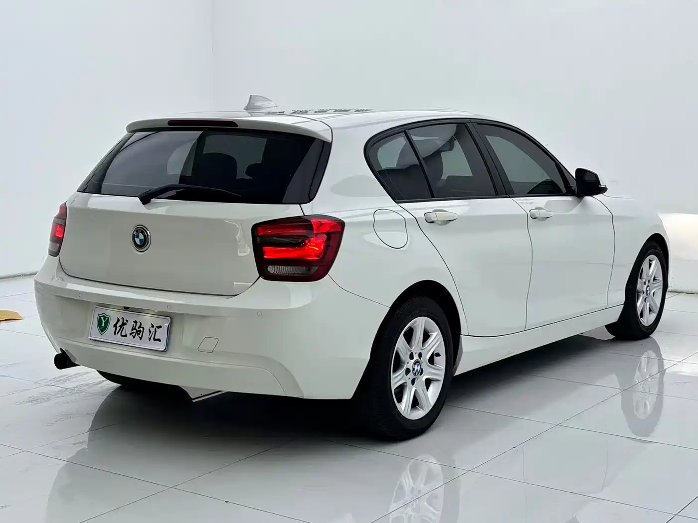 BMW 1 Series (Import) 2013 Facelift 116i Urban Model фото 4