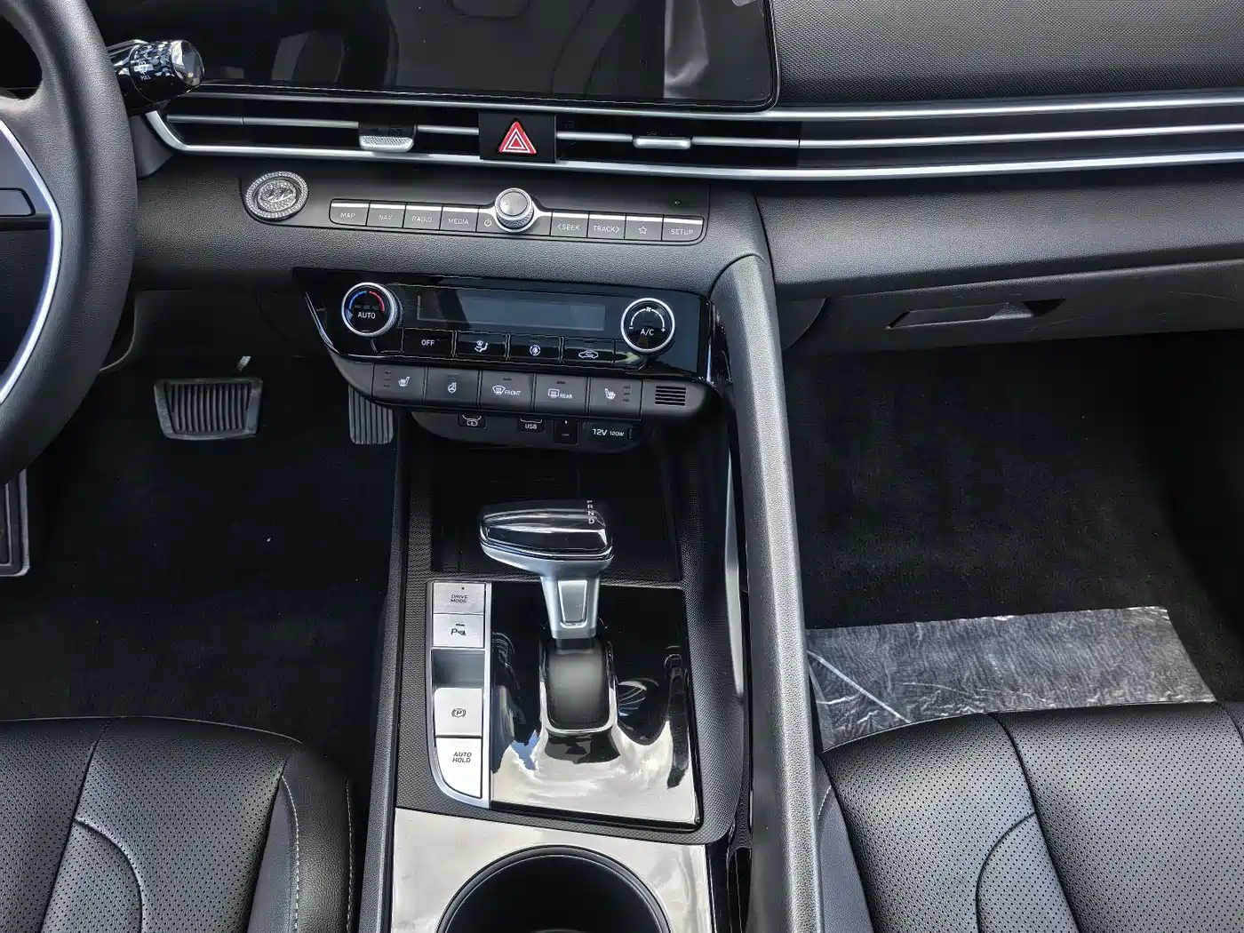 Hyundai Elantra 2023 Model 1.5L CVT LUX Premium Edition фото 12