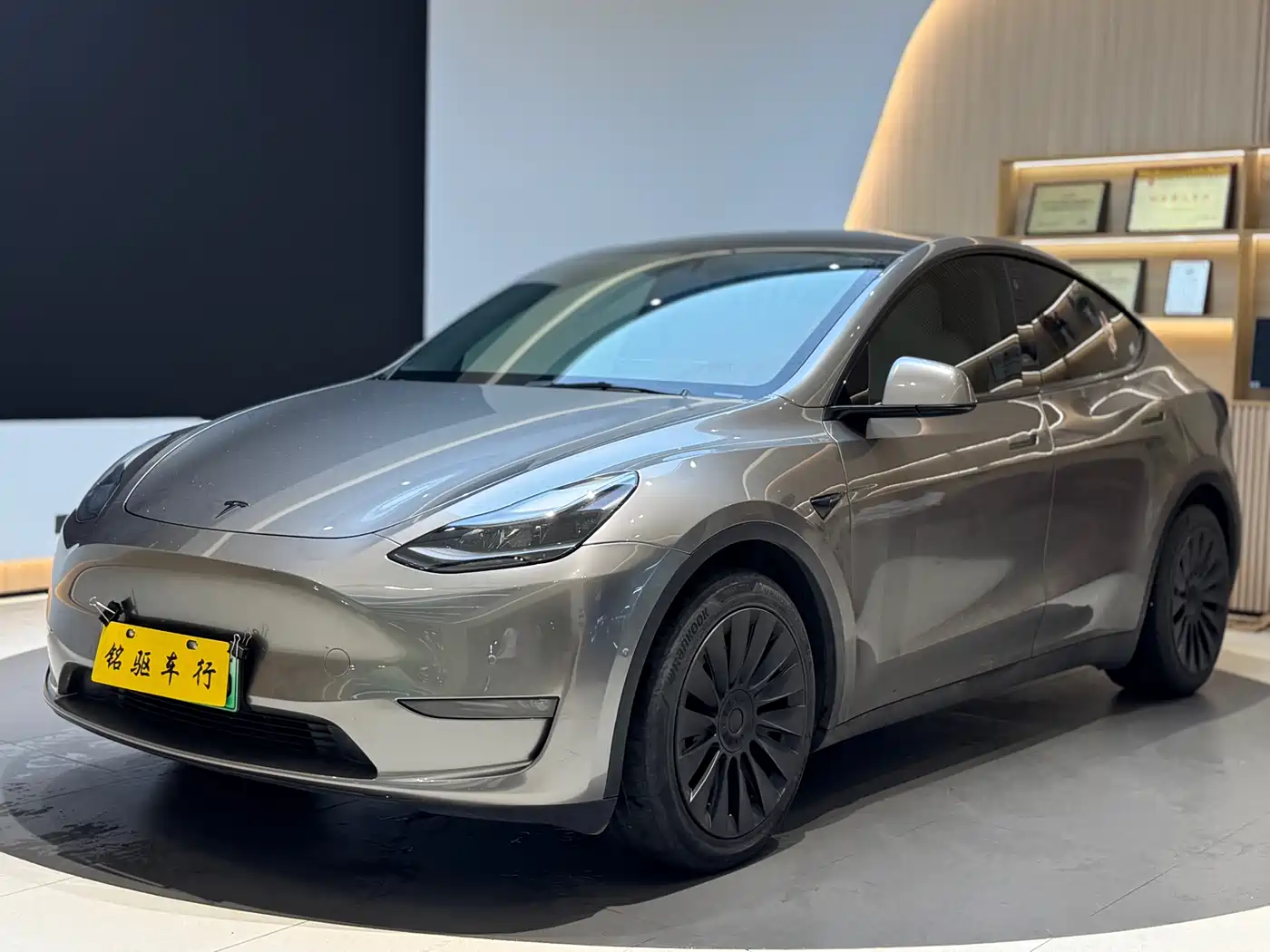 TESLA MODEL Y