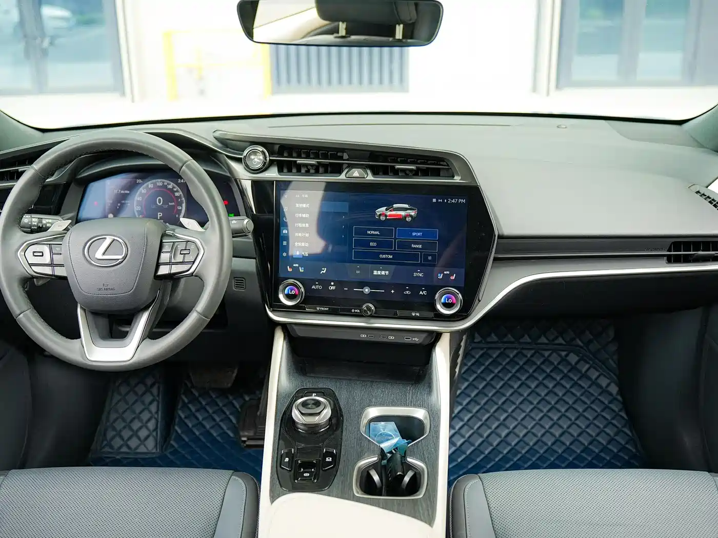 Lexus RZ 2023 450e 4WD Deluxe фото 16