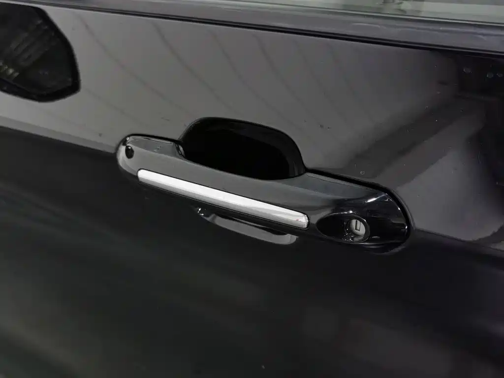 Photo 18 - Ford Explorer
