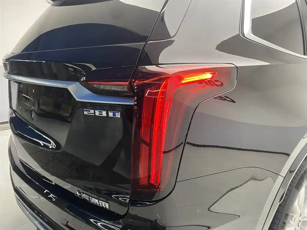 CADILLAC XT6