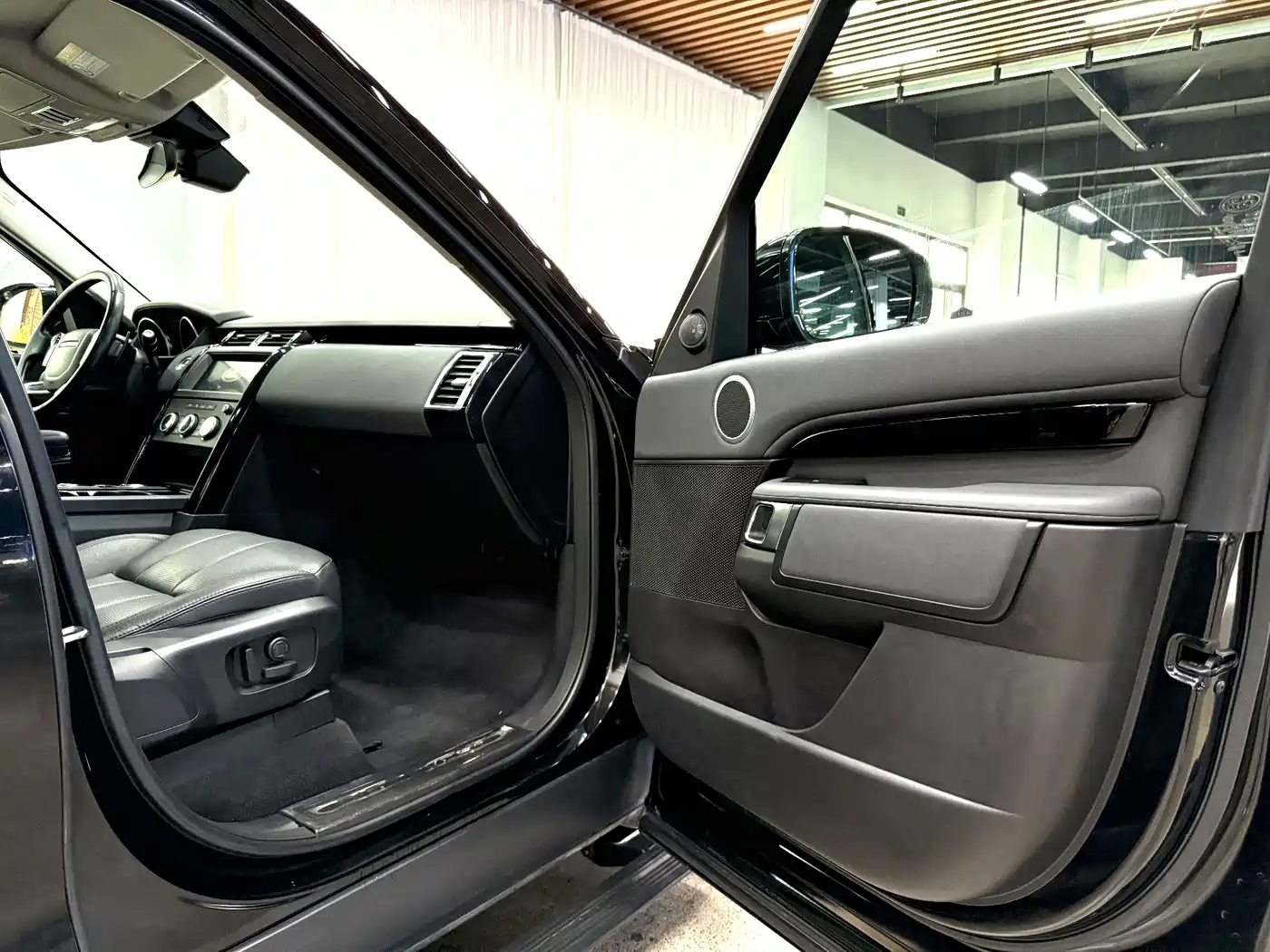 Land Rover Discovery 2019 3.0 SC V6 SE фото 7