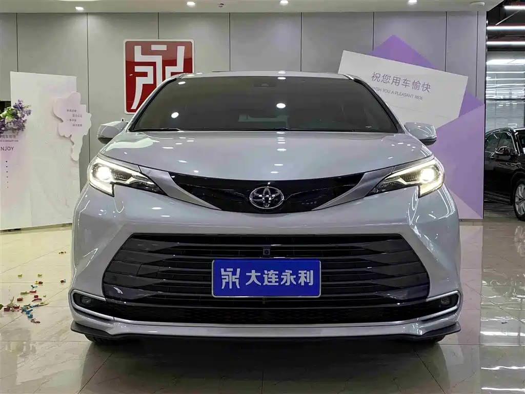 Toyota Sienna 2024 2.5L Hybrid 4WD Premium Edition фото 2
