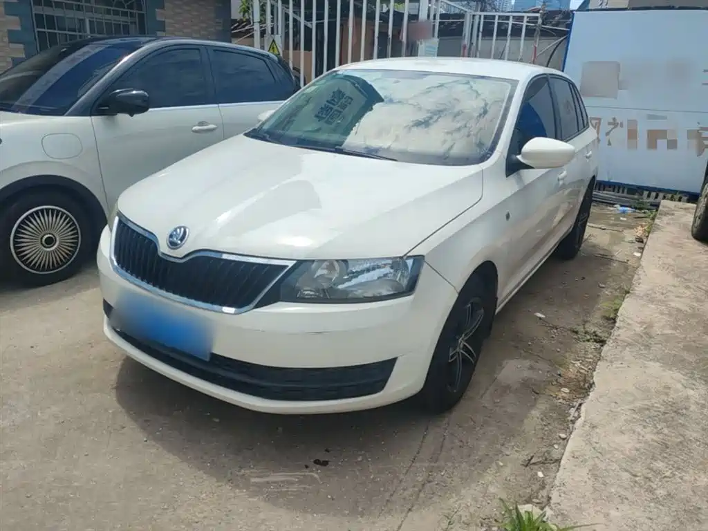 Škoda Skoda Rapid Spaceback 2016 1.6L Automatic Advance Edition фото 2