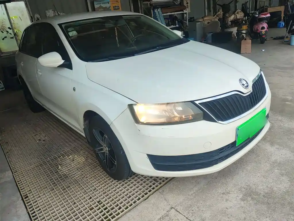 Škoda Skoda Rapid Spaceback 2016 1.6L Automatic Advance Edition фото 4