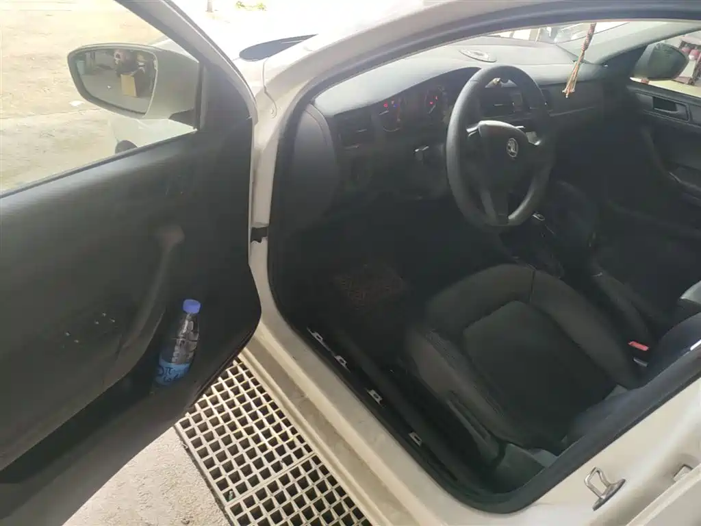 Škoda Skoda Rapid Spaceback 2016 1.6L Automatic Advance Edition фото 16