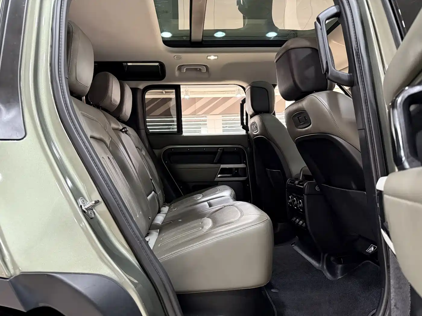 Land Rover Defender 2020 Model 110 P400 HSE фото 15