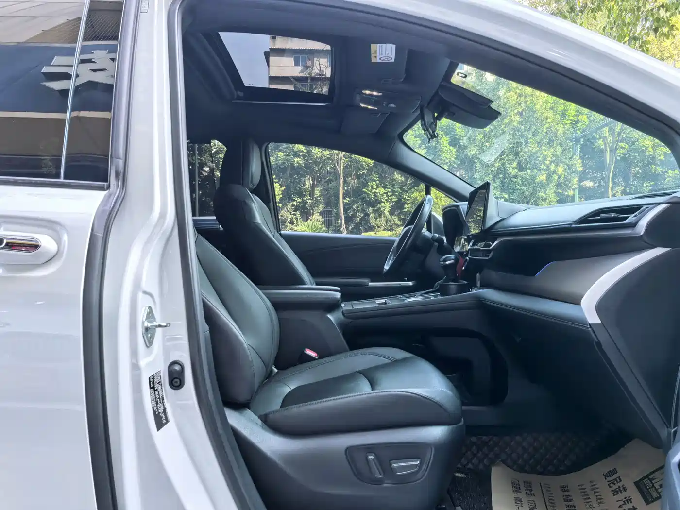 Toyota Granvia 2022 2.5L Hybrid Noble Edition фото 20