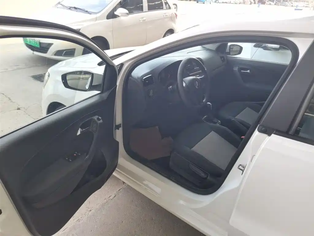 Volkswagen Polo 2016 1.4L Automatic Trend фото 16