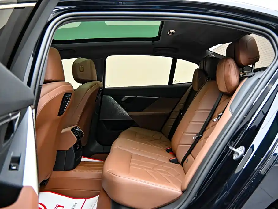 BMW 5 Series 2024 530Li Leading M Sport Package фото 12