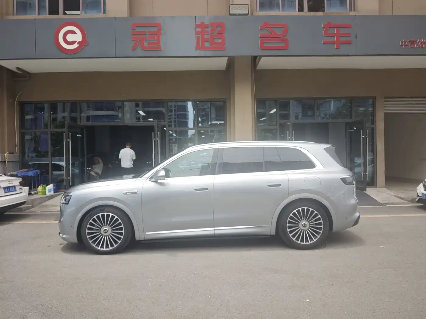 AITO Wenjie AITO M8 2025 Extended Range Ultra 53.4kWh 6-Seater фото 4