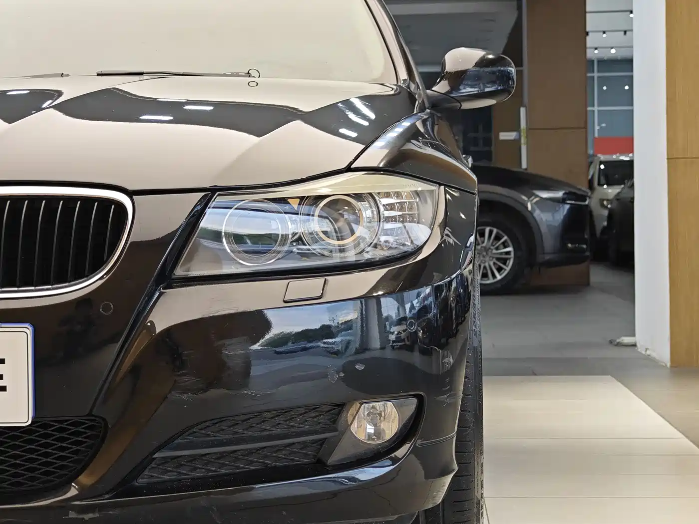 BMW 3 Series 2010 320i Luxury фото 2