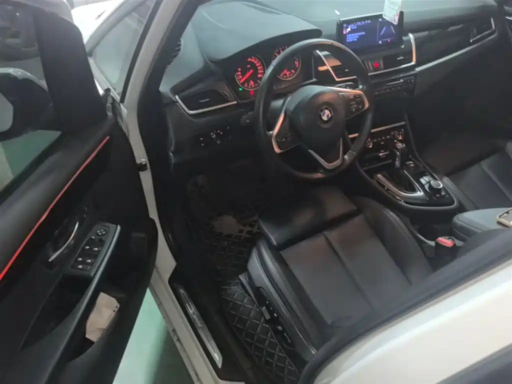 BMW 2 Series Touring 2016 218i Sport Design Package фото 16