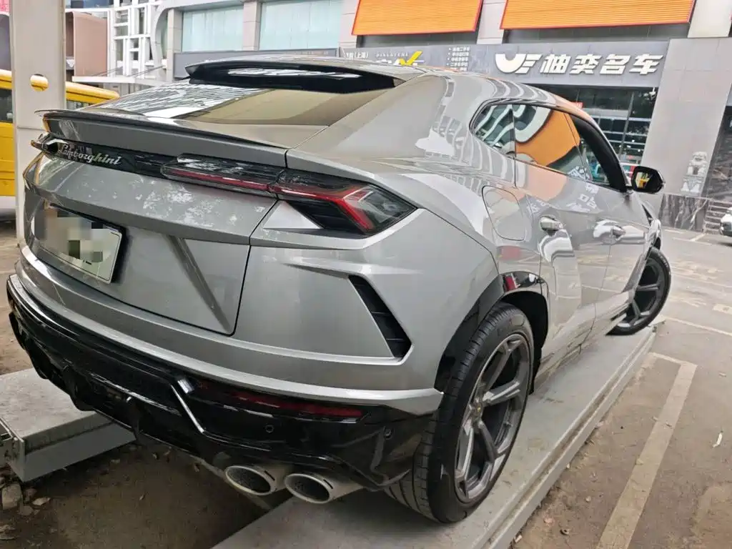 Photo 2 - Lamborghini Urus