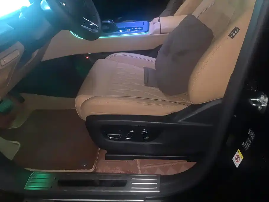 GAC Trumpchi Trumpchi GS8 2025 2025 Pilot Series 2.0TGDI 2WD Luxury Edition 5-seater