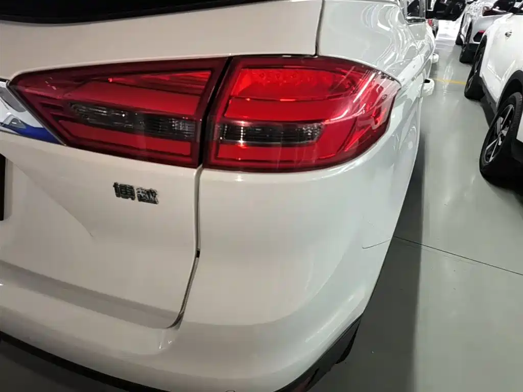 Фото 8 - Geely Boyue