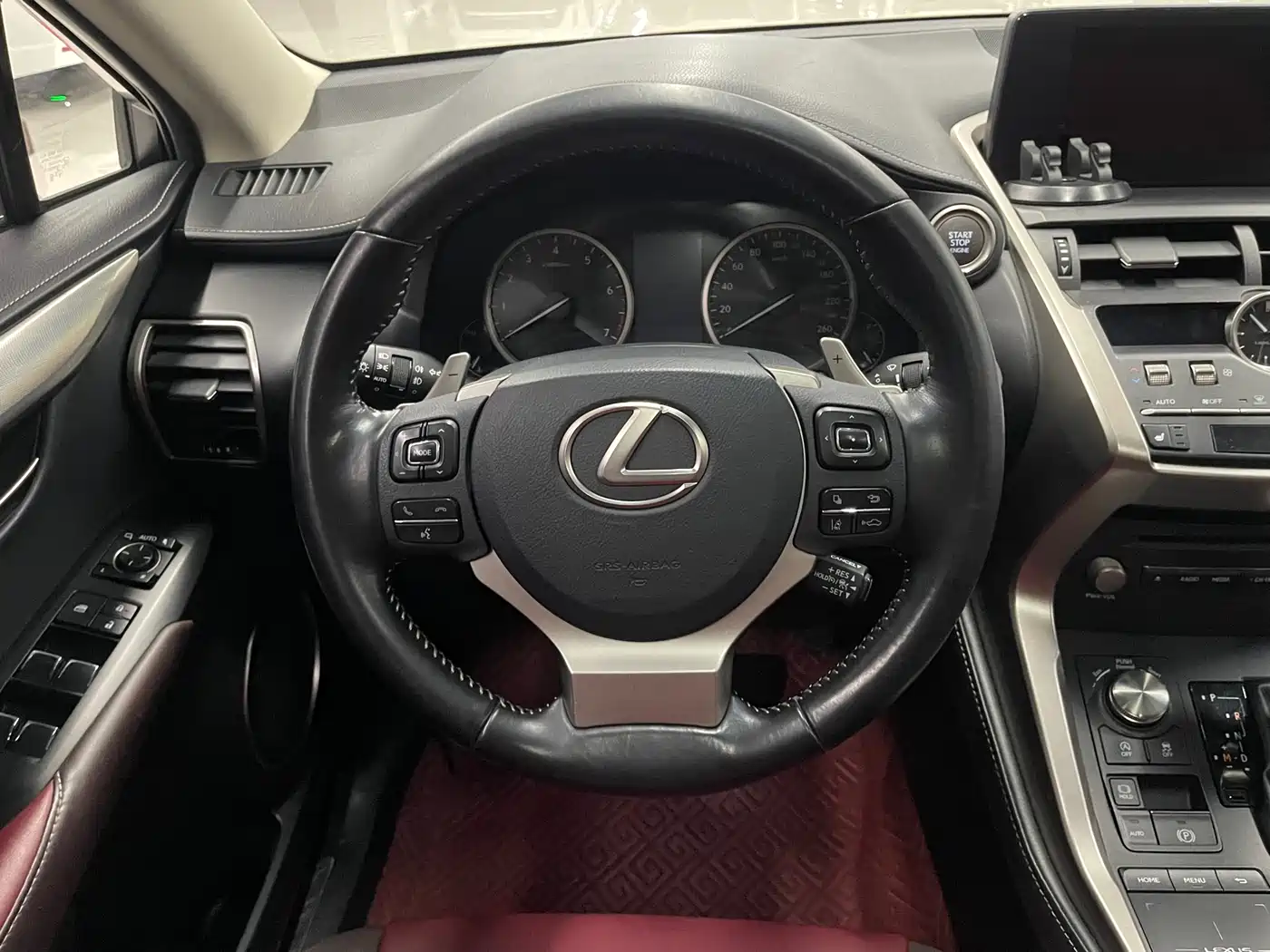Фото 22 - Lexus NX