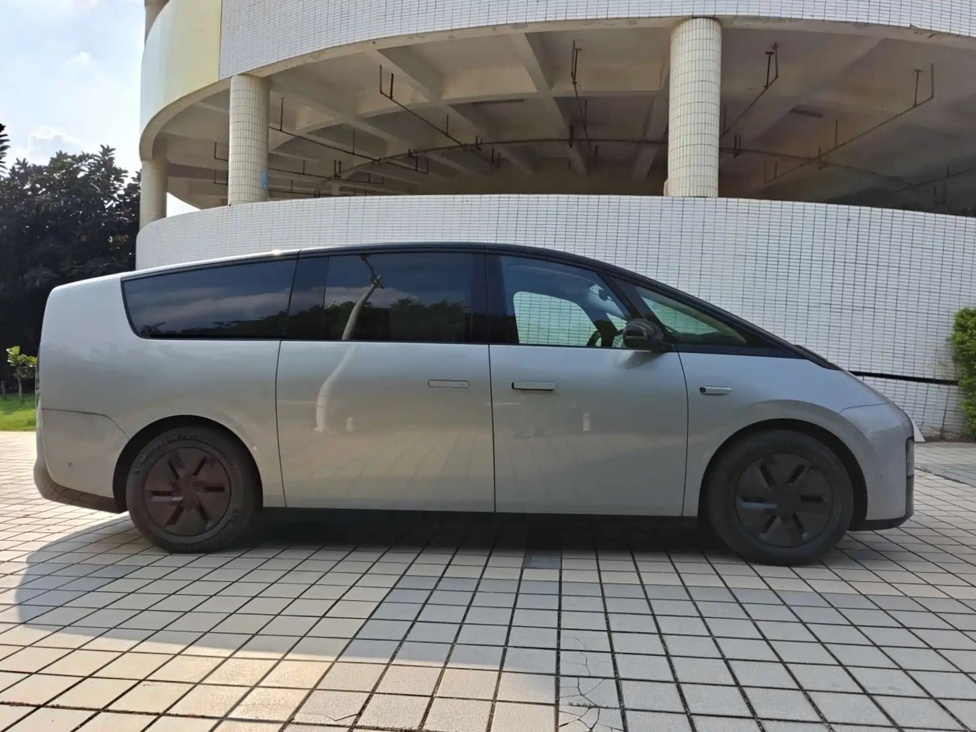 Фото 4 - Li Auto MEGA