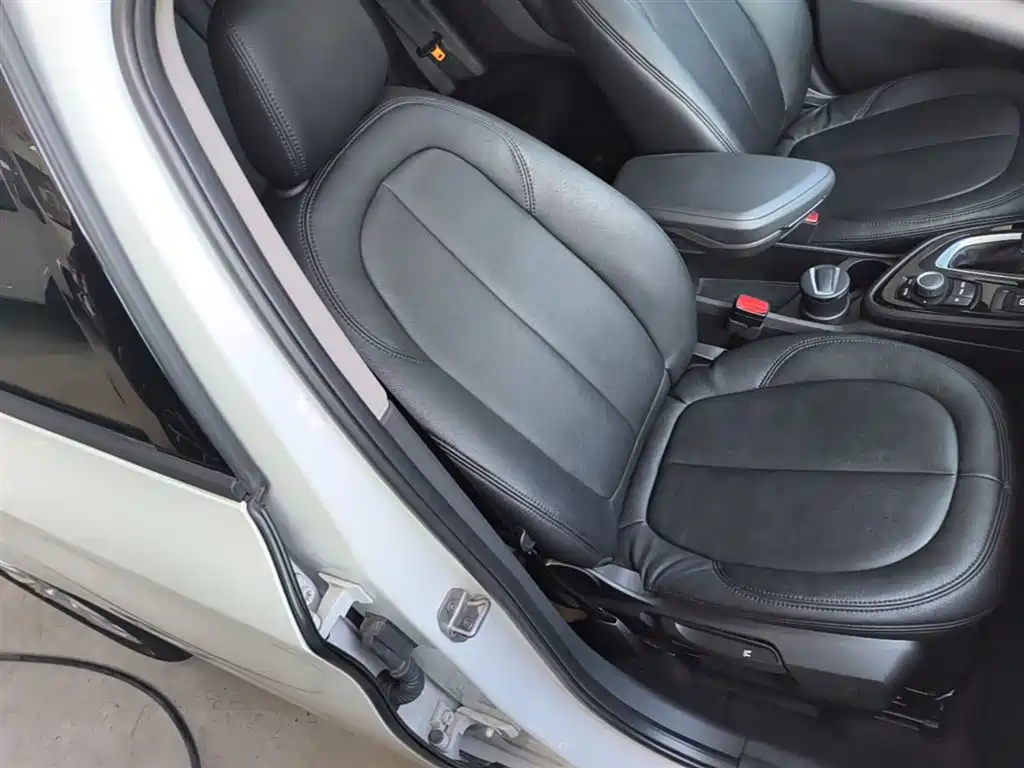 BMW 2 Series Touring 2016 218i Leading фото 25