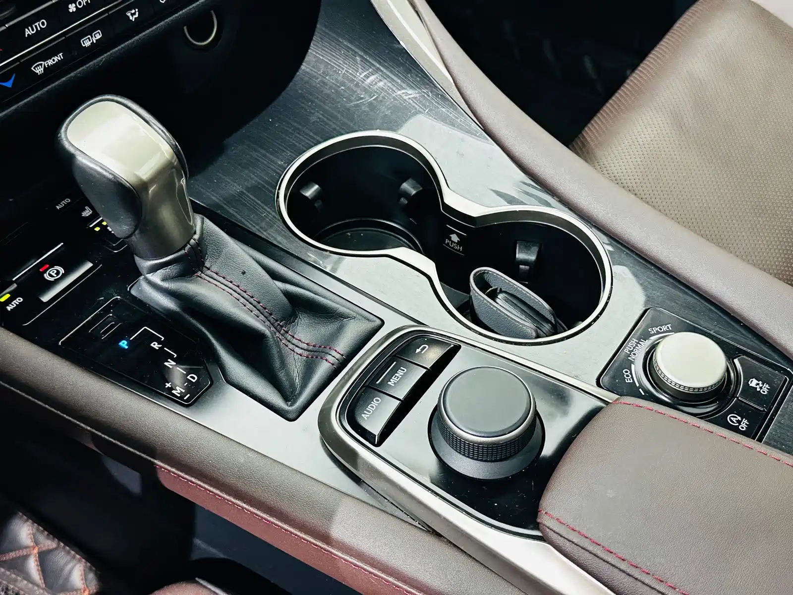 Фото 12 - Lexus RX