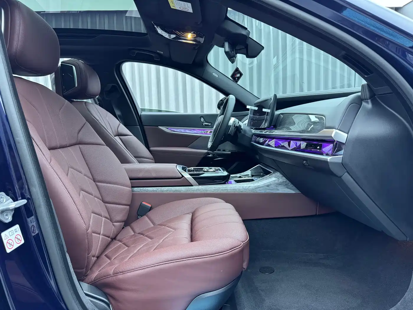 BMW 7 Series 2023 740Li Exclusive M Sport Package фото 15