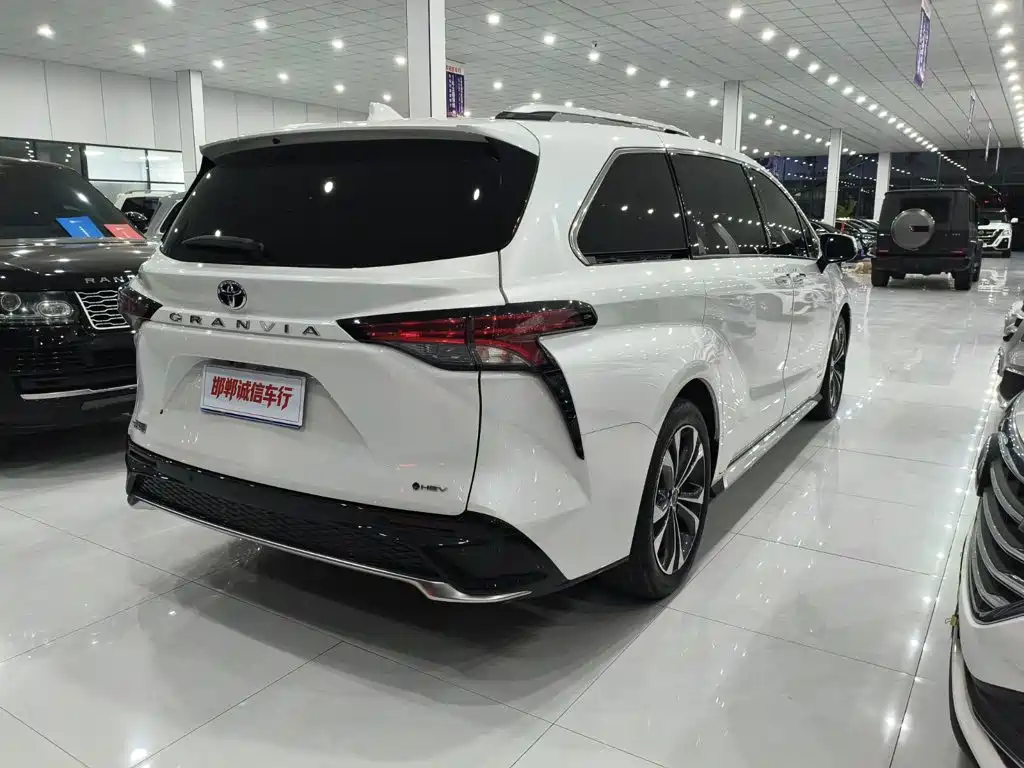Фото 6 - Toyota Granvia