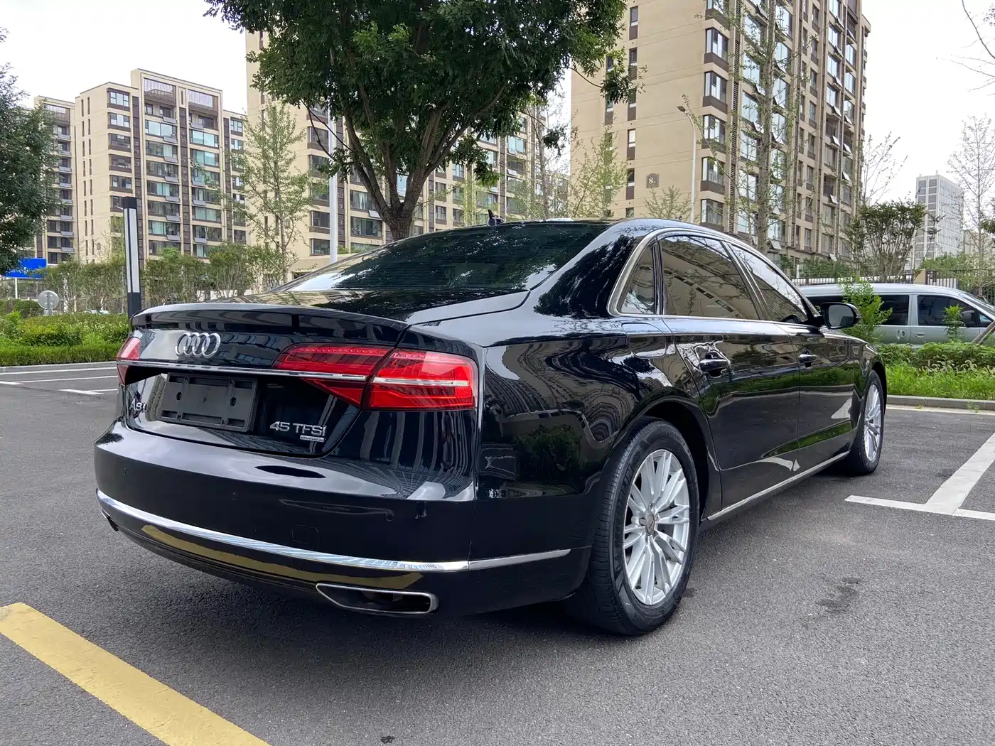 Photo 5 - Audi A8