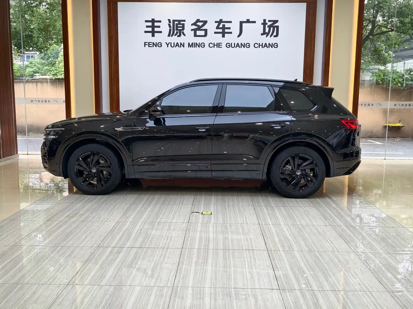 Volkswagen Touareg 2023 3.0TSI R-Line Black Sports Package фото 25