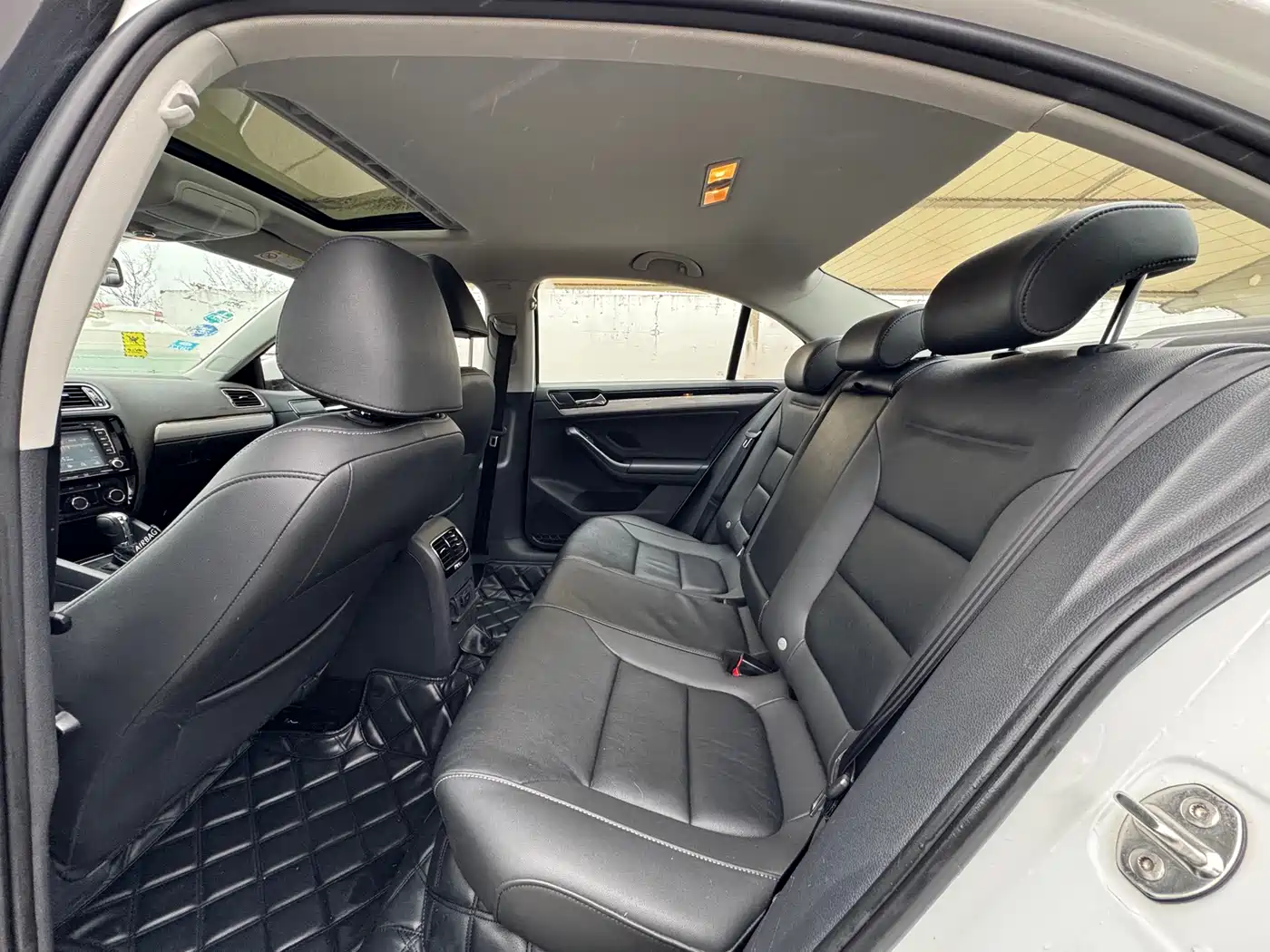 Volkswagen Sagitar 2015 1.6L Automatic Comfort фото 15