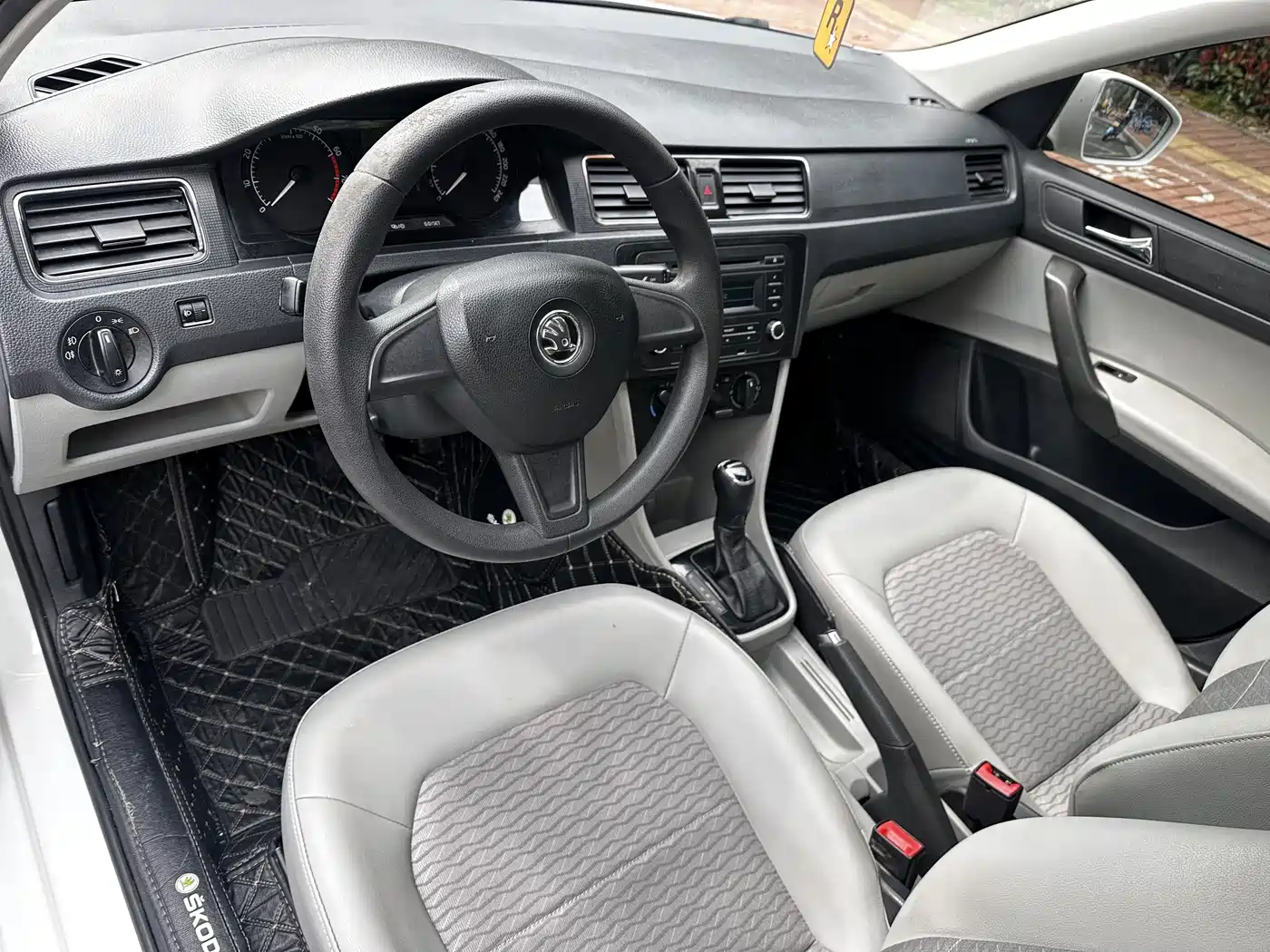 Škoda Rapid 2016 1.6L Automatic Pioneer Edition фото 10