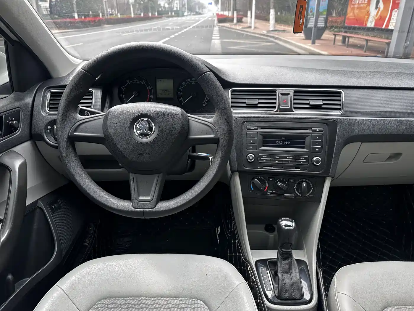 Škoda Rapid 2016 1.6L Automatic Pioneer Edition фото 13