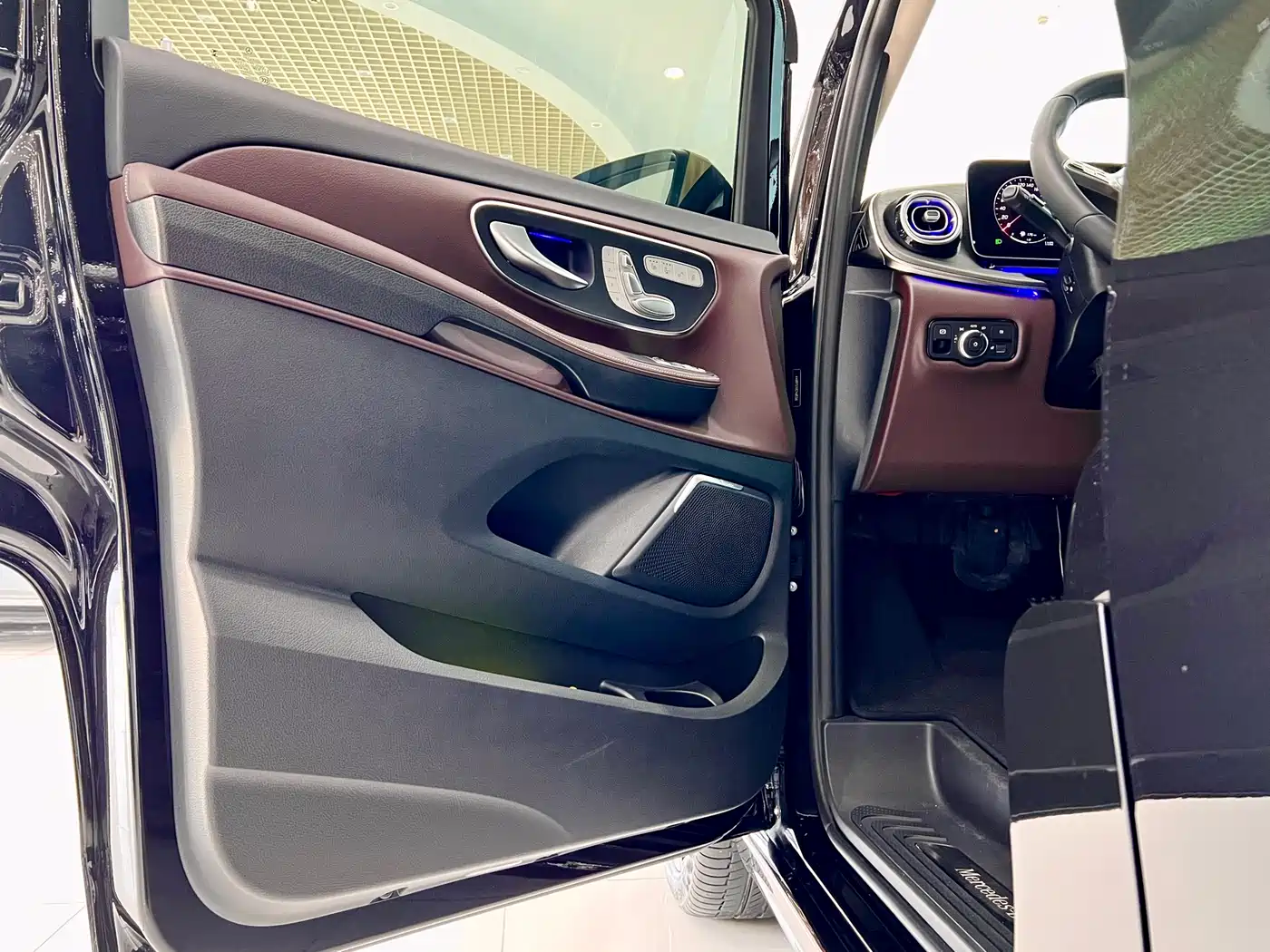 Mercedes-Benz V-Class 2024 V 300 L Long Wheelbase Premium фото 23