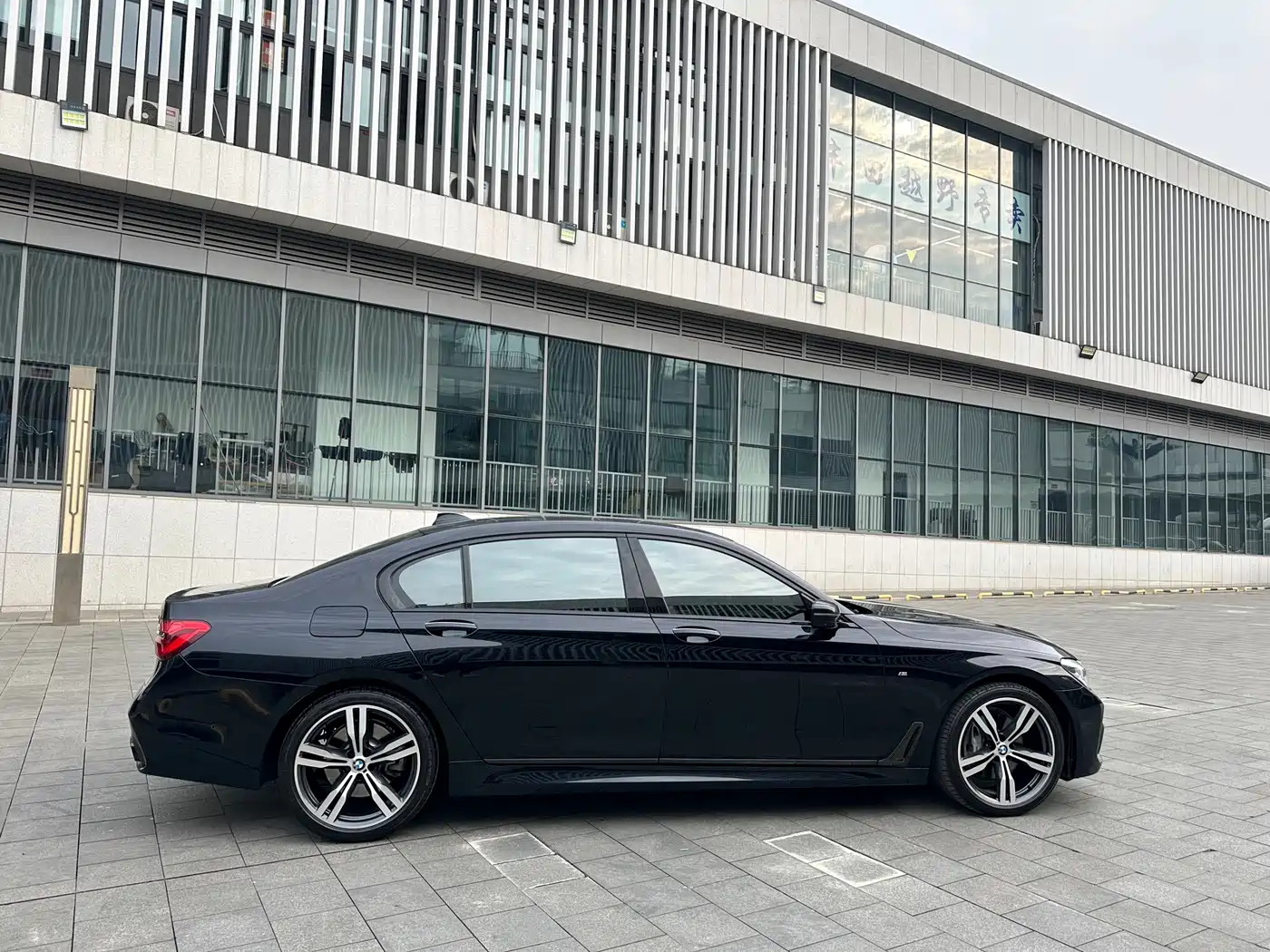 BMW 7 Series 2018 740Li xDrive Premium Type M Sport Package фото 7