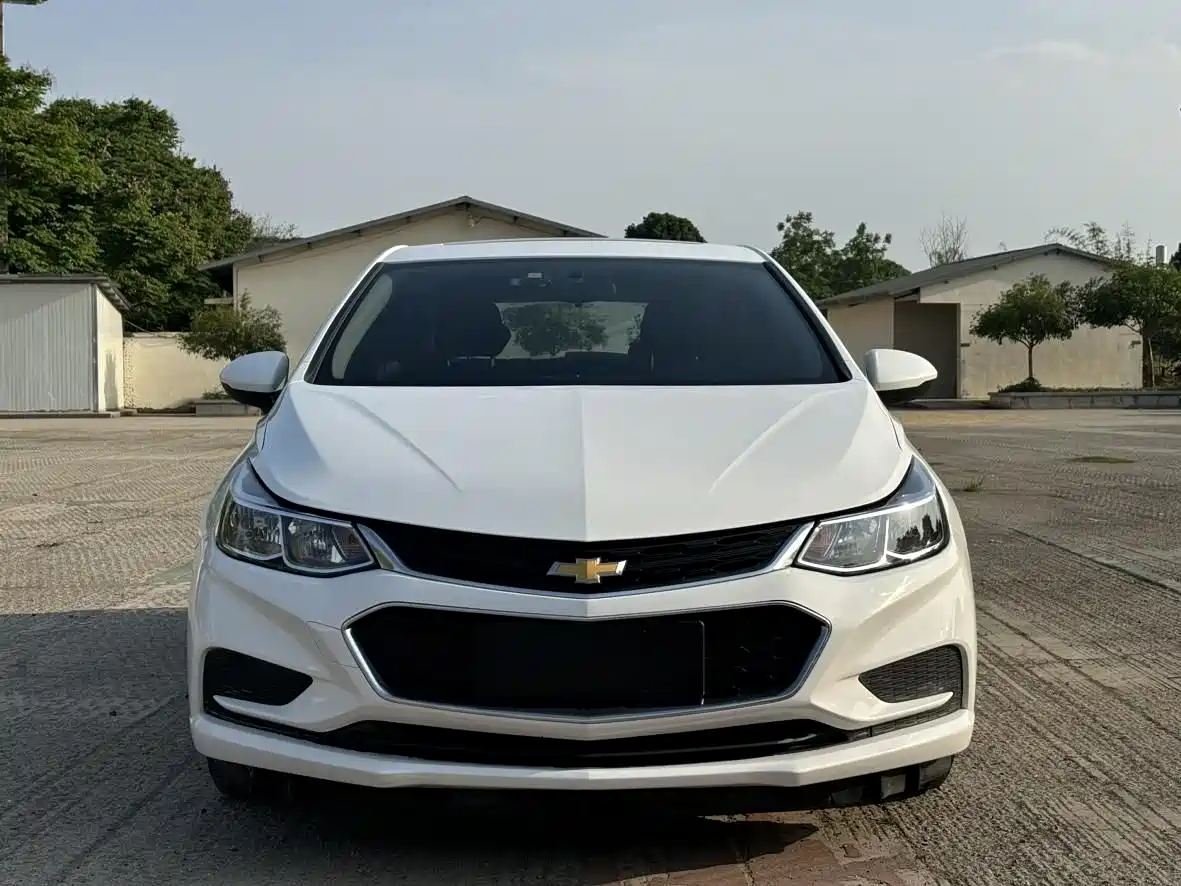 Chevrolet Cruze 2018 Hatchback 320 Automatic Pioneer Sunroof Edition фото 2
