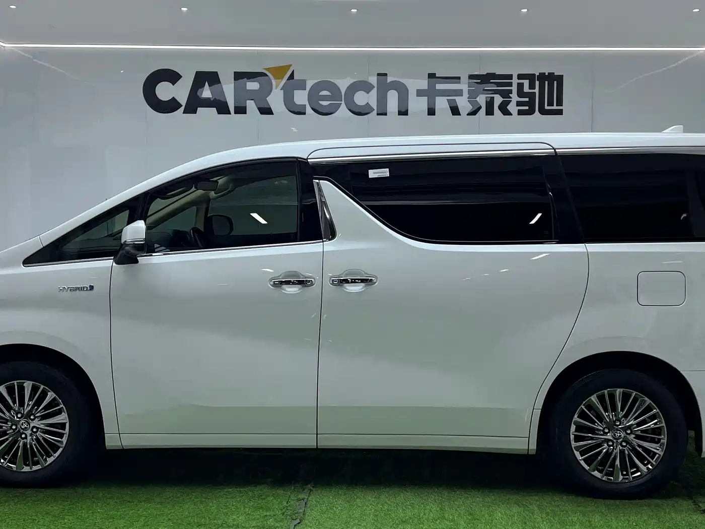 Toyota Alphard 2021 Hybrid 2.5L Premium фото 2