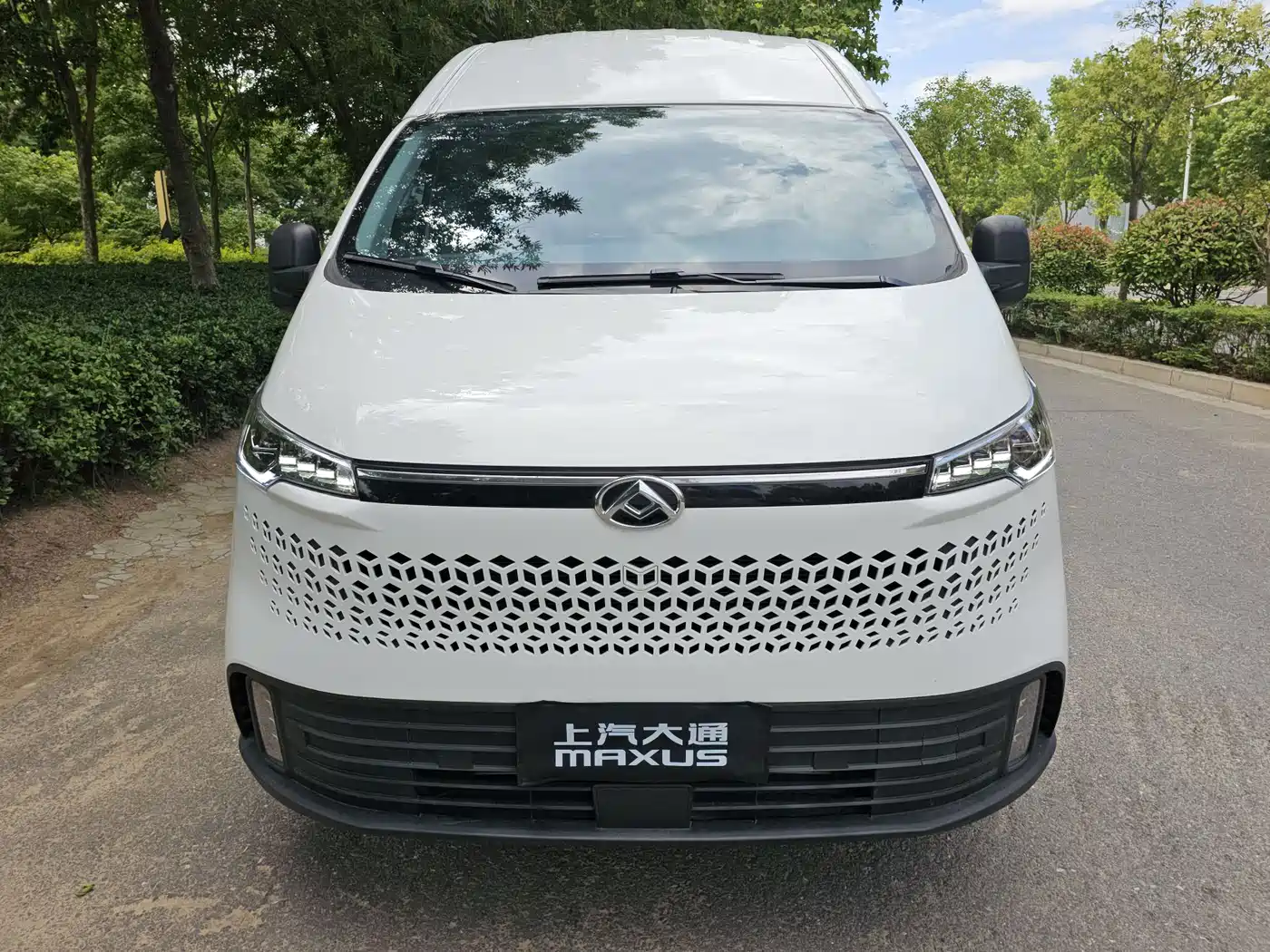 SAIC Maxus Xintu V70 2023 Model 2.0T Elite Edition Automatic Long Wheelbase Medium Roof 6/7-Seater фото 2