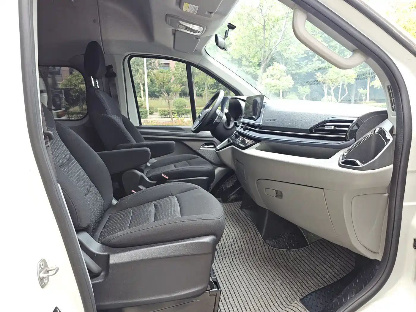 SAIC Maxus Xintu V70 2023 Model 2.0T Elite Edition Automatic Long Wheelbase Medium Roof 6/7-Seater фото 8