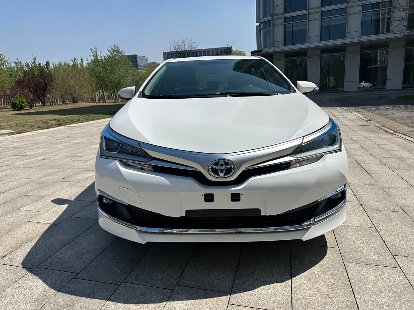 Toyota Corolla 2016 Hybrid 1.8L E-CVT Luxury Edition фото 2