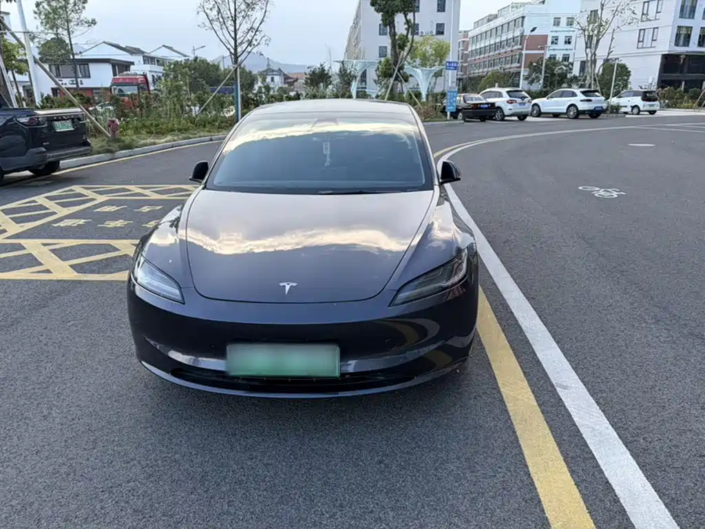 Фото 25 - Tesla Model 3