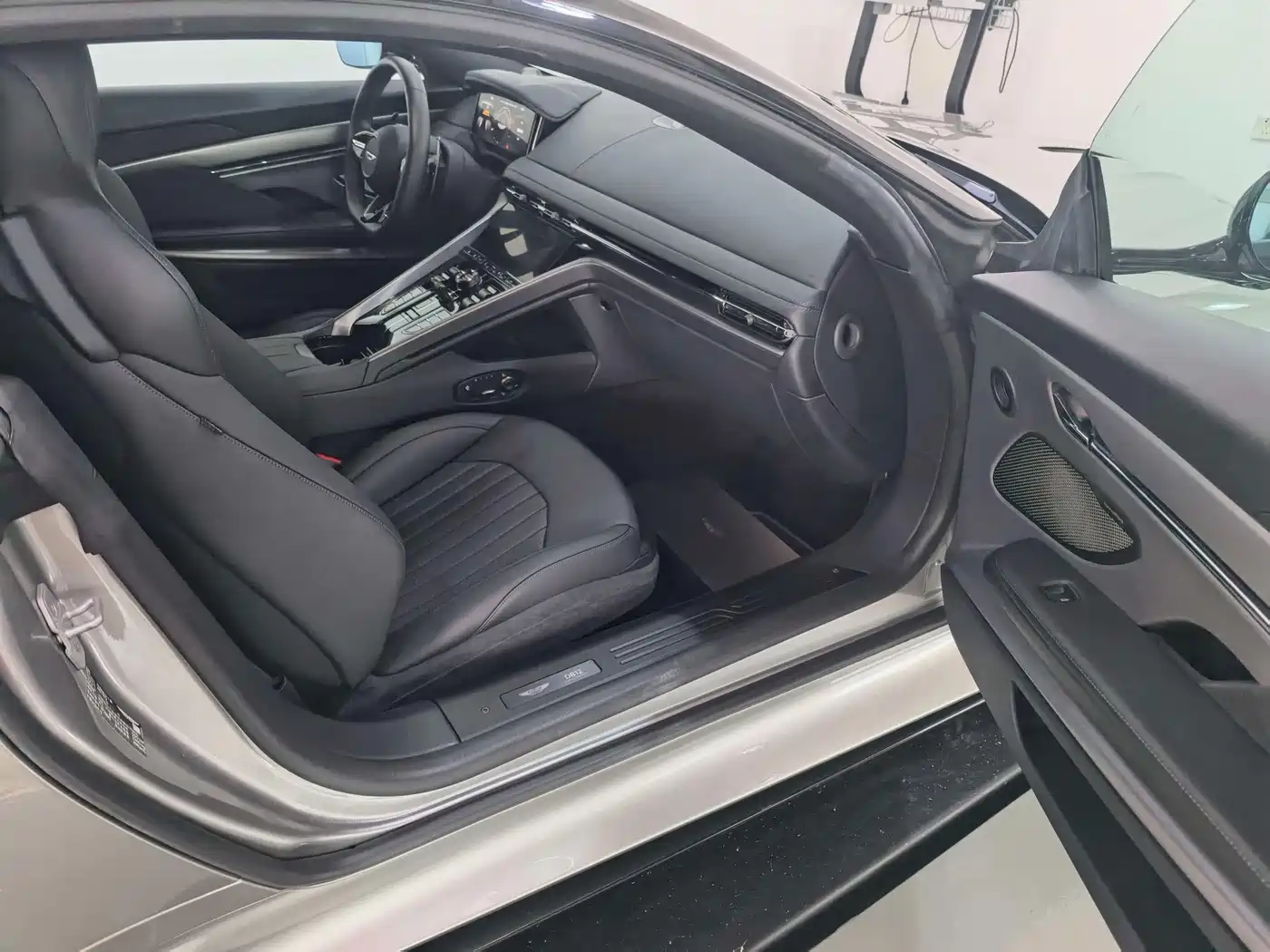 Aston Martin DB12 2024 2025 4.0T V8 Coupe