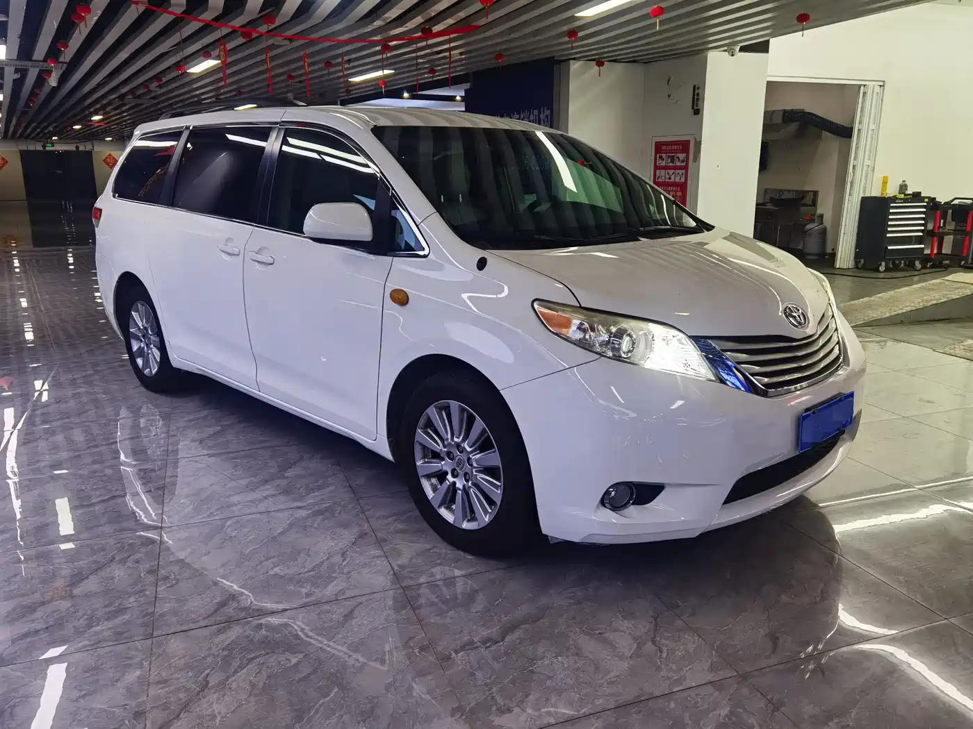 Toyota Sienna 2011 3.5L 4WD Automatic фото 3