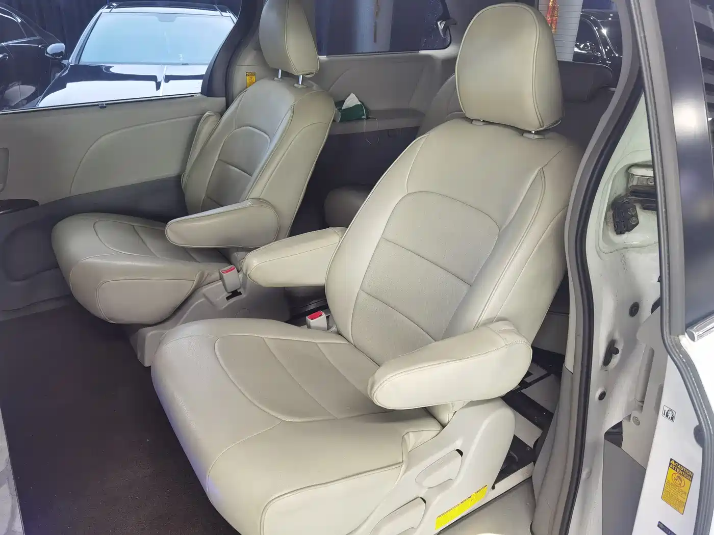 Toyota Sienna 2011 3.5L 4WD Automatic фото 6