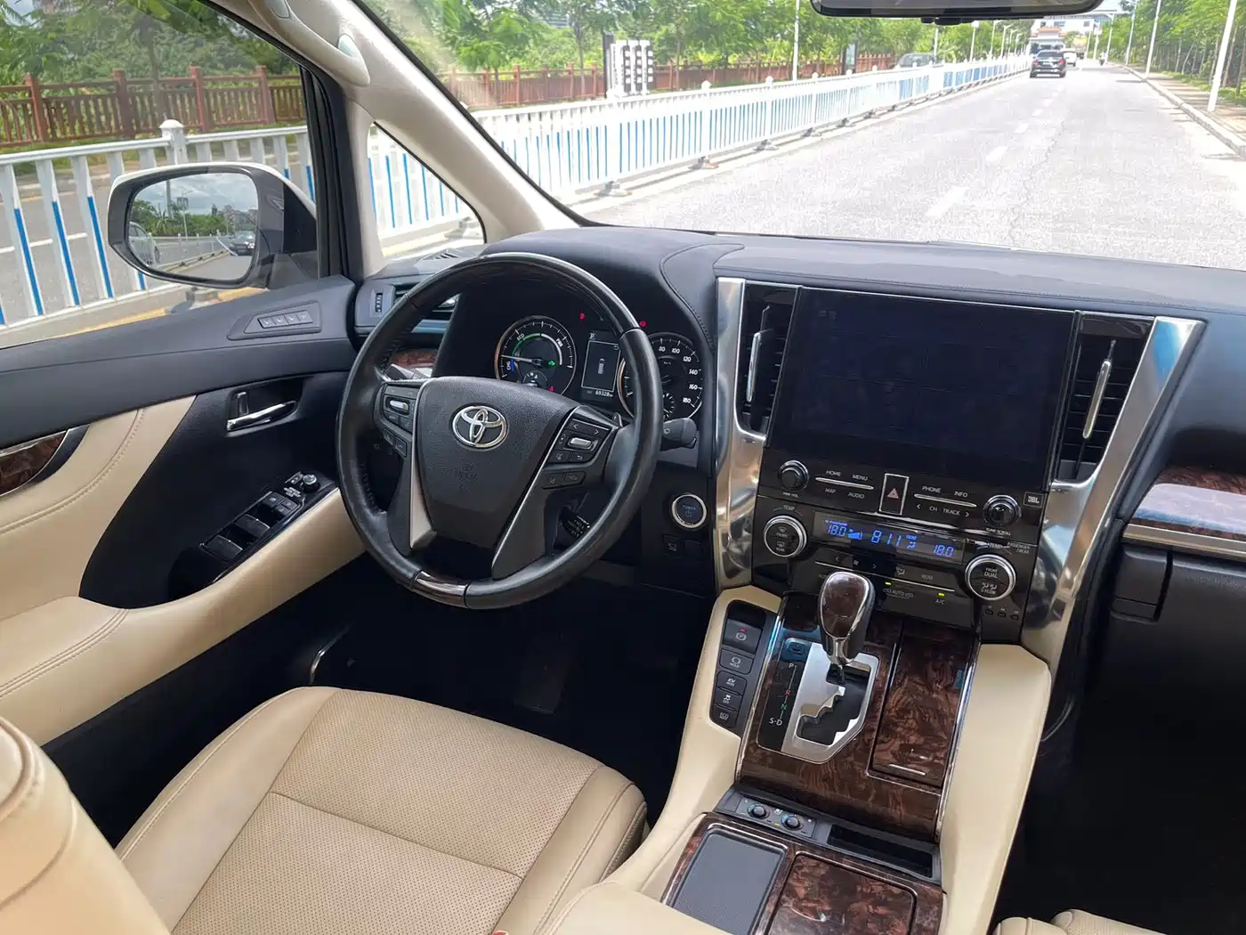 Toyota Alphard 2021 Hybrid 2.5L Luxury фото 18