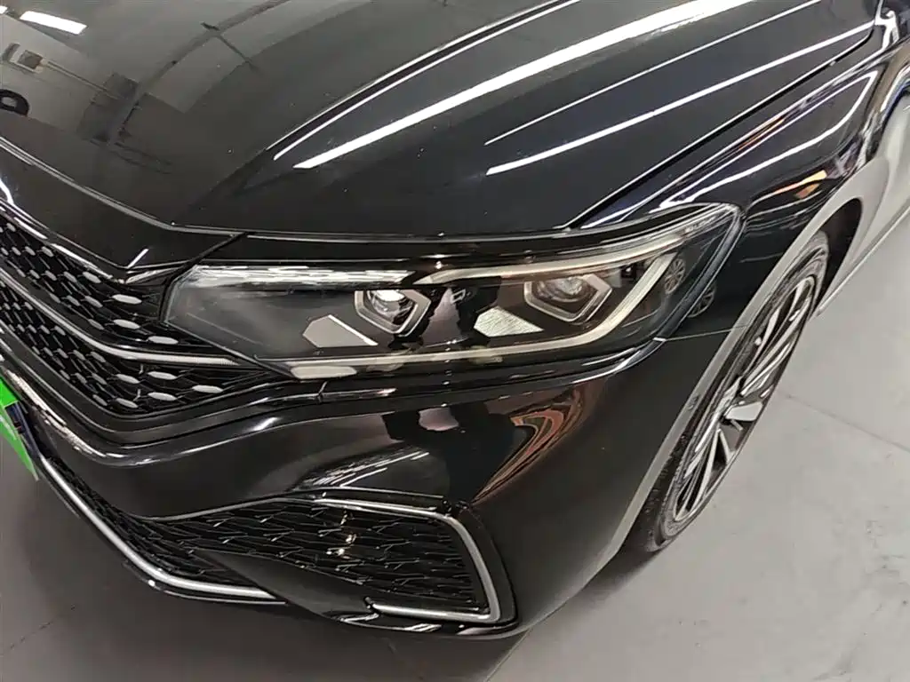 Volkswagen Passat 2022 330TSI Starlight Luxury Edition фото 24