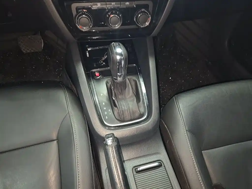 Volkswagen Sagitar 2018 1.6L Automatic Comfort фото 14