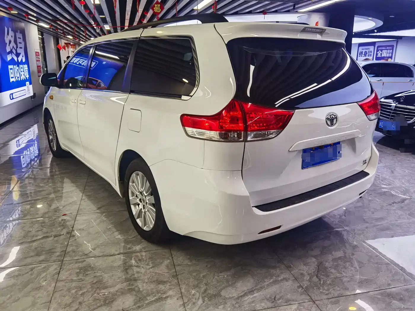 Toyota Sienna 2011 3.5L 4WD Automatic фото 4